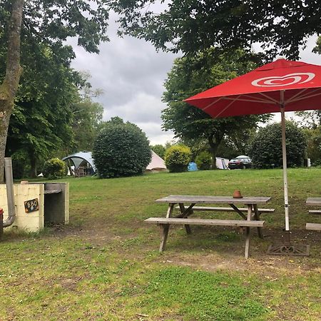Camping Au Lac Du Drennec Glamping Tent Commana Eksteriør bilde