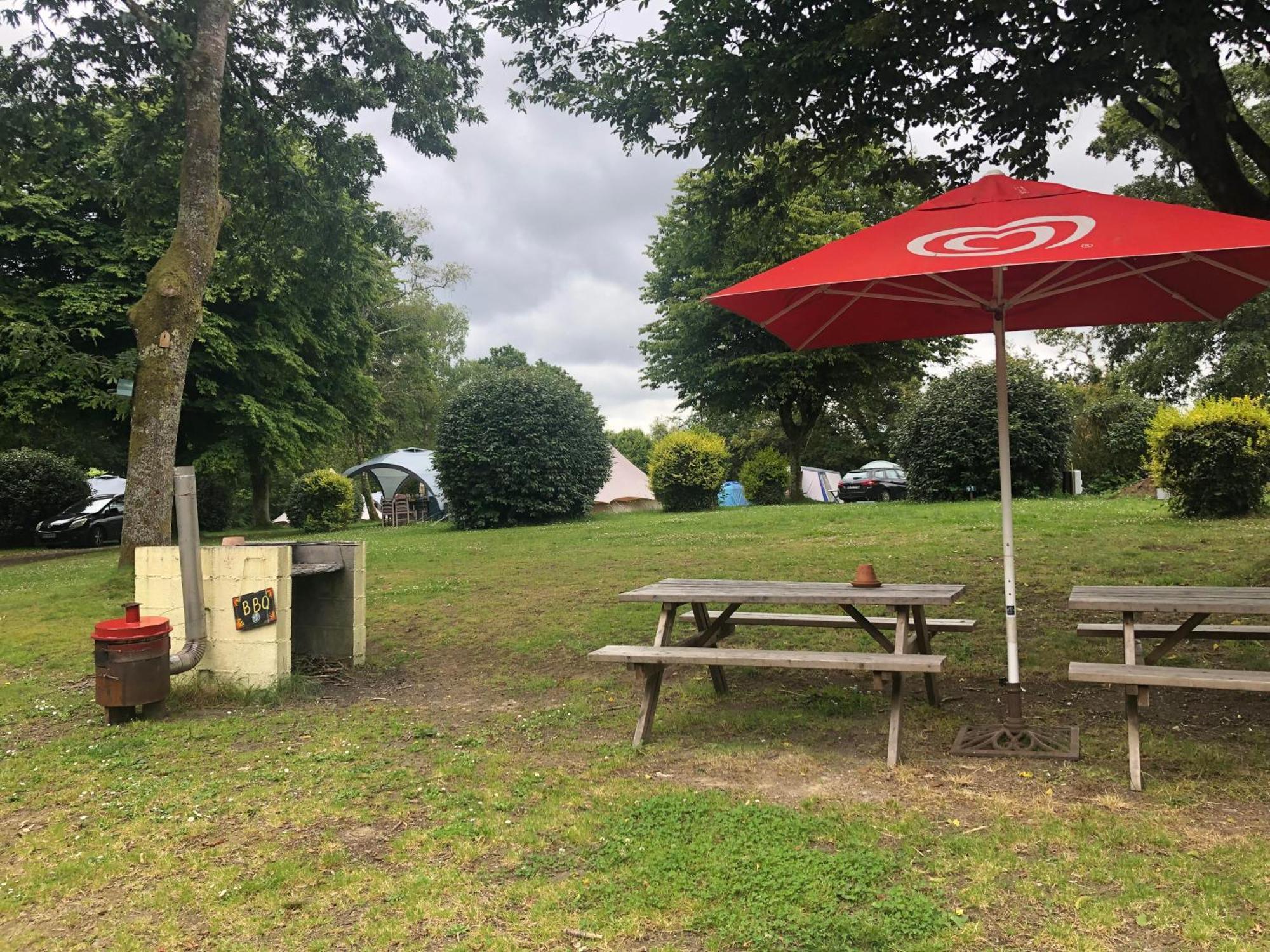 Camping Au Lac Du Drennec Glamping Tent Commana Eksteriør bilde