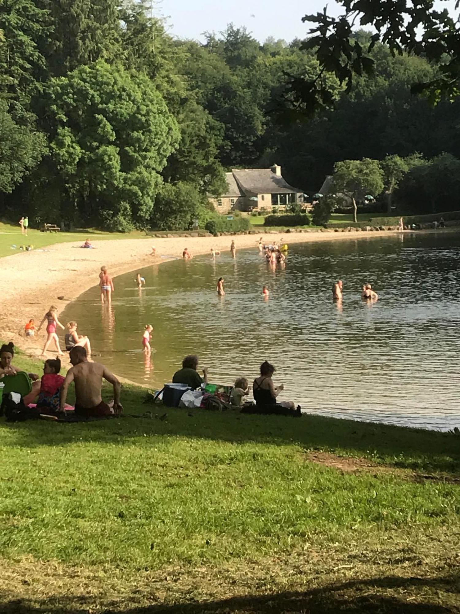 Camping Au Lac Du Drennec Glamping Tent Commana Eksteriør bilde