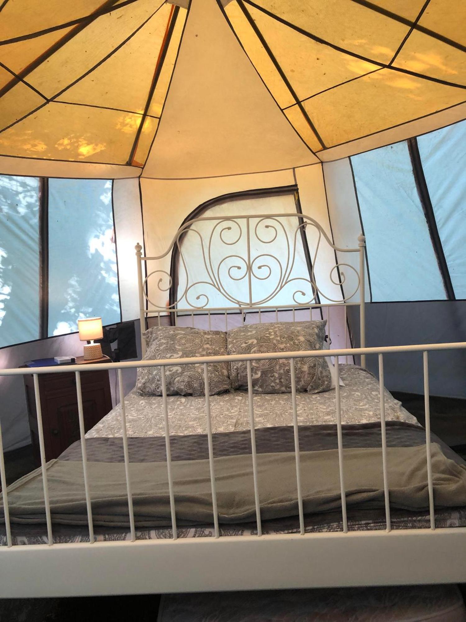 Camping Au Lac Du Drennec Glamping Tent Commana Eksteriør bilde
